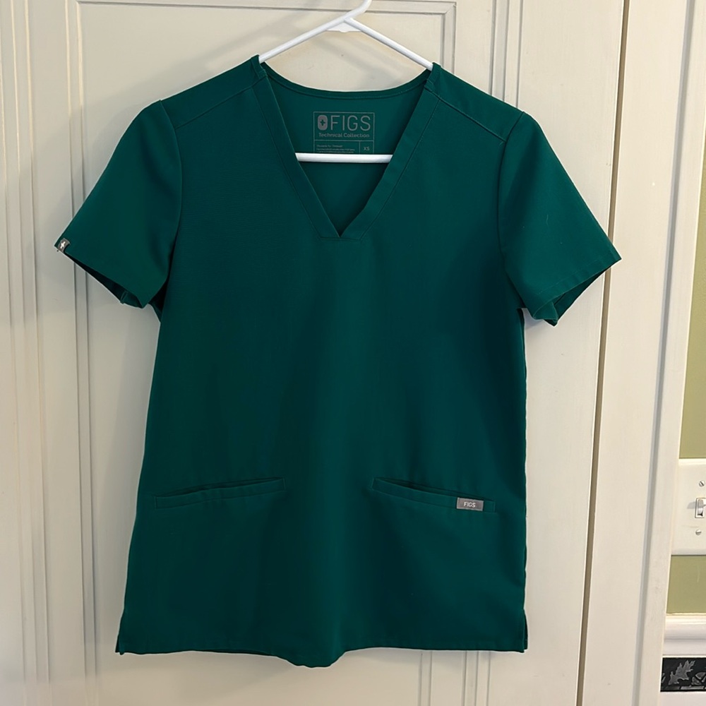 Gently Used Women’s Figs Casma scrub top, Limited Edition hunter green- size XS